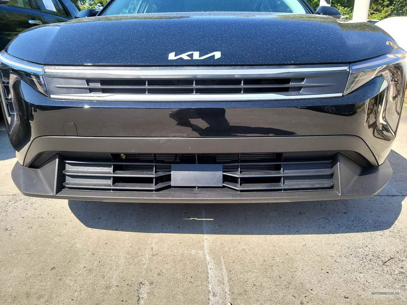 2025 Kia k4 Black damage pic hood and grill
